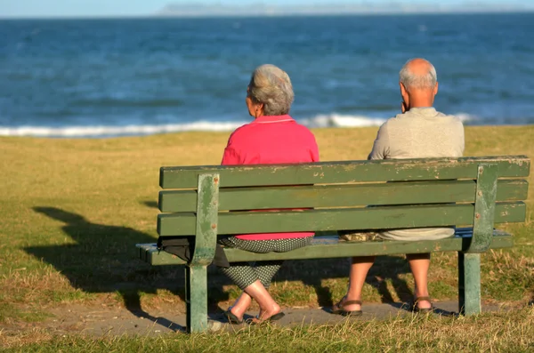 Pareja madura sentarse en un banco — Foto de Stock