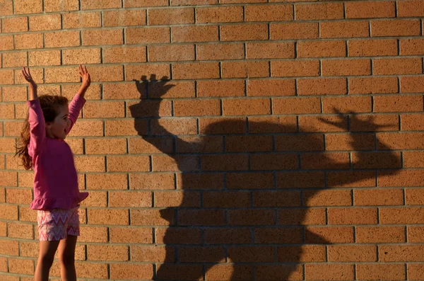 Girl play with her shadow — Stock Photo, Image