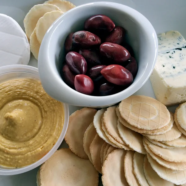 Kalamata zeytin, mavi peynir, kraker ve humus damar — Stok fotoğraf