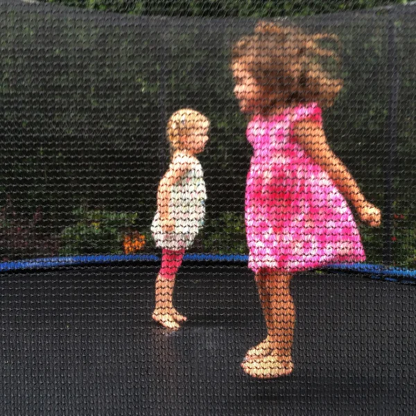 女の子がトランポリンでジャンプします。 — ストック写真
