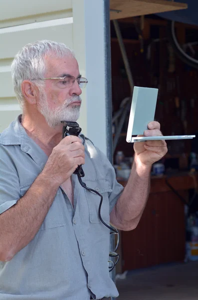 Man trims his beard — Stock Photo, Image