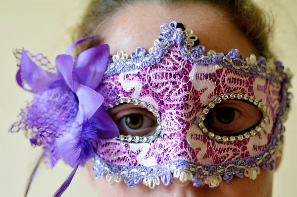 Frau in venezianischer Maske — Stockfoto