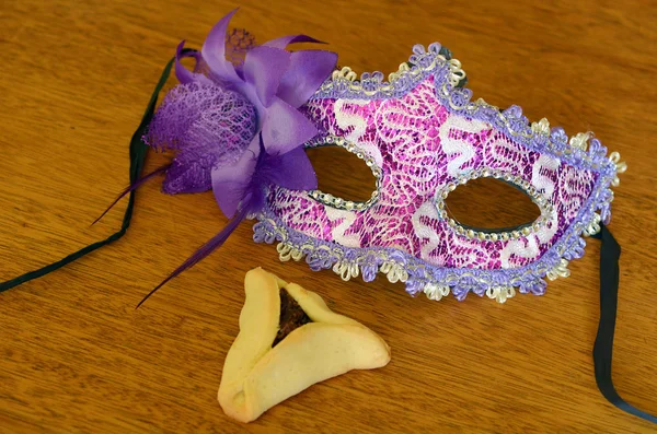 Galleta Hamantaschen y máscara Purim — Foto de Stock