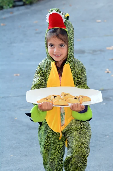 Chica en traje de cocodrilo con Purim — Foto de Stock