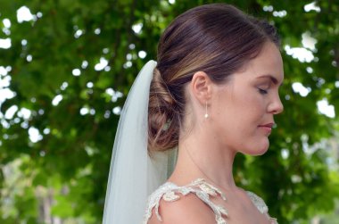 Güzel gelin ona düğün gününde şans getirmesi için dua ediyor