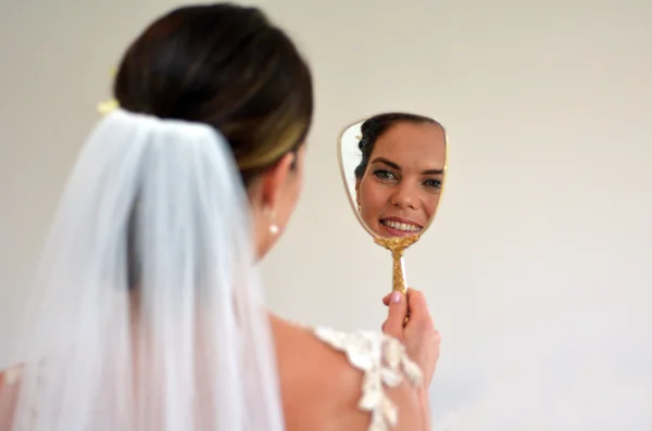 Fiatal Menyasszony Nézi Magát Tükörben Esküvője Napján — Stock Fotó