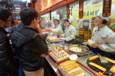 Çin aşçılar dim sum hamur tatlısı hazırlamak