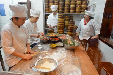 Çin aşçılar dim sum hamur tatlısı hazırlamak