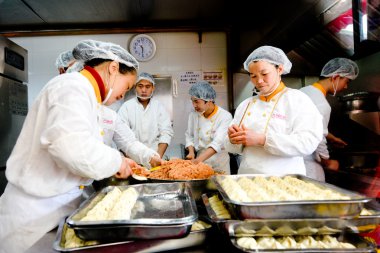 Çin aşçılar dim sum hamur tatlısı hazırlamak