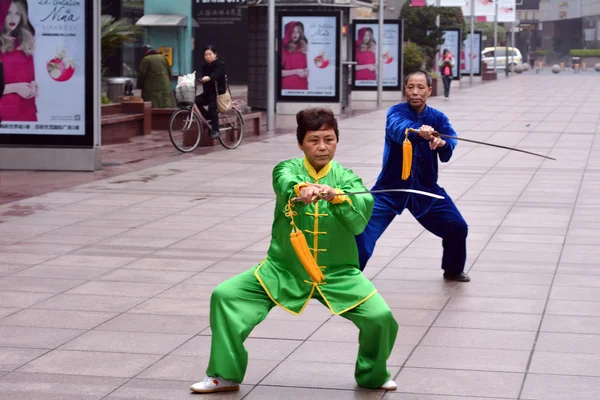 Casal chinês praticar Tai Chi em Nanjing Road Shanghai China — Fotografia de Stock