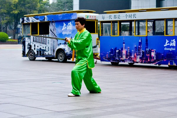 Femme chinoise pratique Tai Chi à Nanjing Road Shanghai Chine — Photo