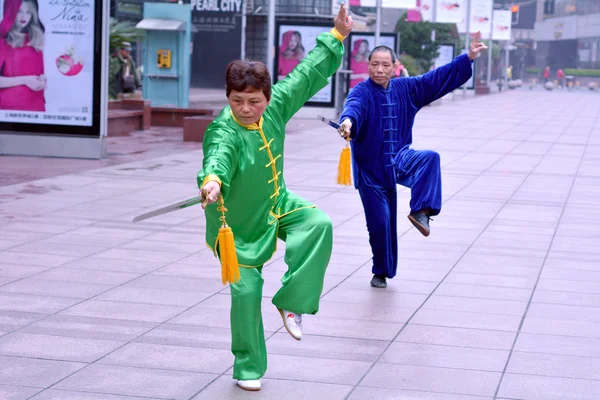 Kinesiska par öva tai chi i nanjing road shanghai Kina — Stockfoto