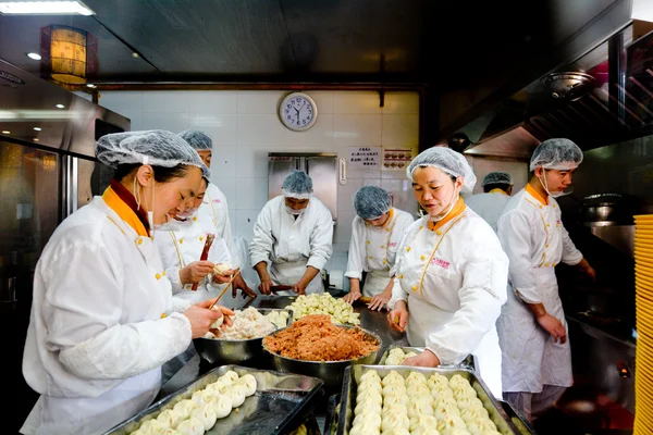 Chinese chefs prepare Dim — Stockfoto