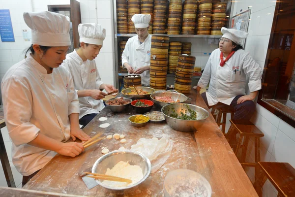 Chefs chineses preparam bolinho Dim sum Imagens Royalty-Free