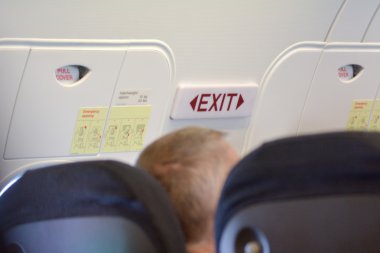 Ticari yolcu uçağı çıkış kapıları