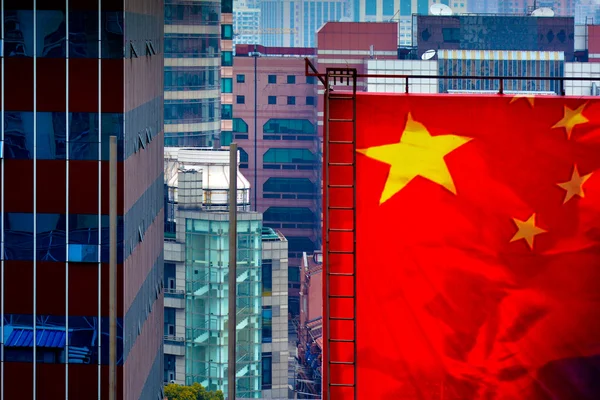 Государственный флаг Китая на здании — стоковое фото