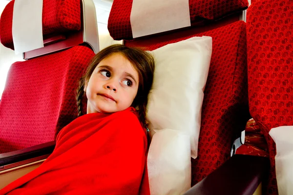 Маленькая девочка в самолете — стоковое фото