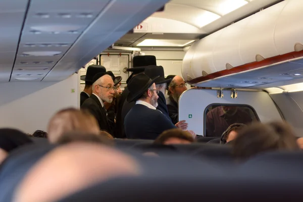 Oração do homem judeu ortodoxo em um avião — Fotografia de Stock