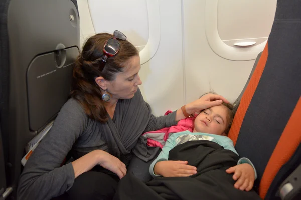 Kleines Mädchen schläft im Flugzeug — Stockfoto