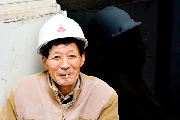 Chinês construtor homem fumaça cigaret — Fotografia de Stock