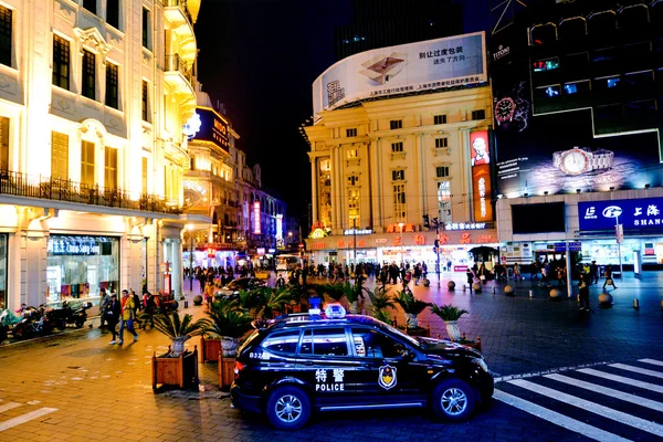 Coche de policía chino custodiando Nanjing Road — Foto de Stock