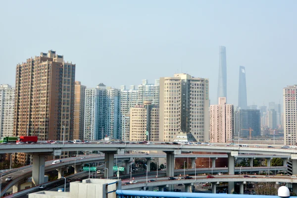 Verkeer tegen Shanghai Skyline — Stockfoto