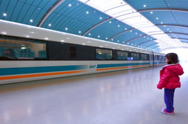Küçük kız seyahat Shanghai Maglev treni 