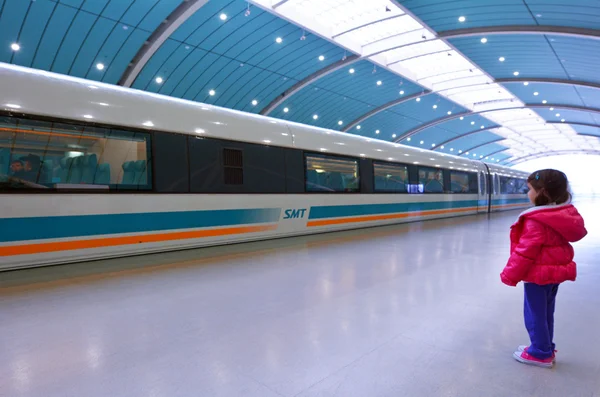 Küçük kız seyahat Shanghai Maglev treni — Stok fotoğraf