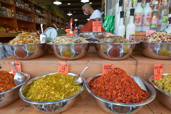 Especias en exhibición en el mercado Mahane Yehuda — Foto de Stock