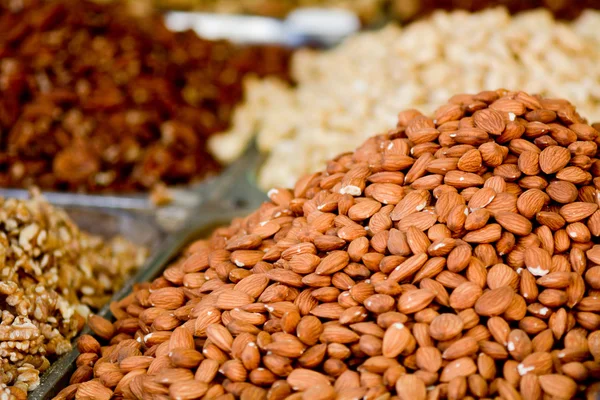 Almendras frescas y frutas secas — Foto de Stock