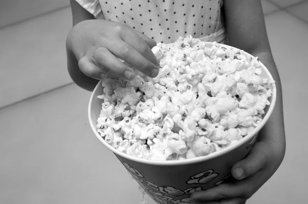 Hands  of a little child with popcorn — Stock Photo, Image