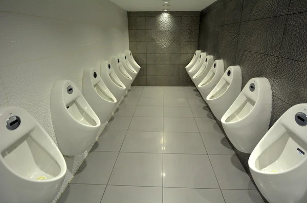 Urinals Homens banheiro público — Fotografia de Stock