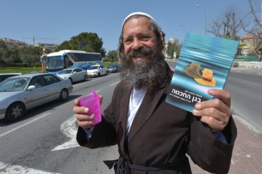 Ortodoks Yahudi adam yardım toplama