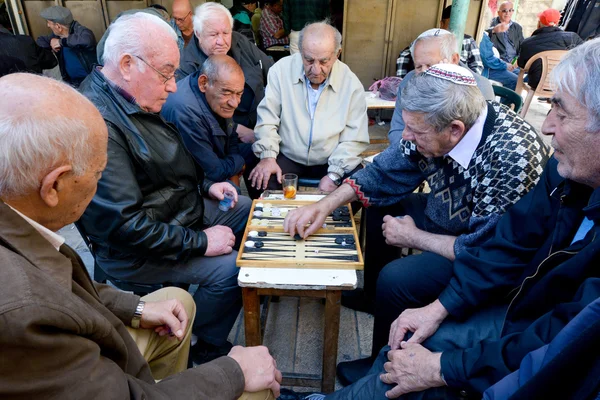 Oudere mannen spelen backgammon in Jeruzalem, Israël — Stockfoto