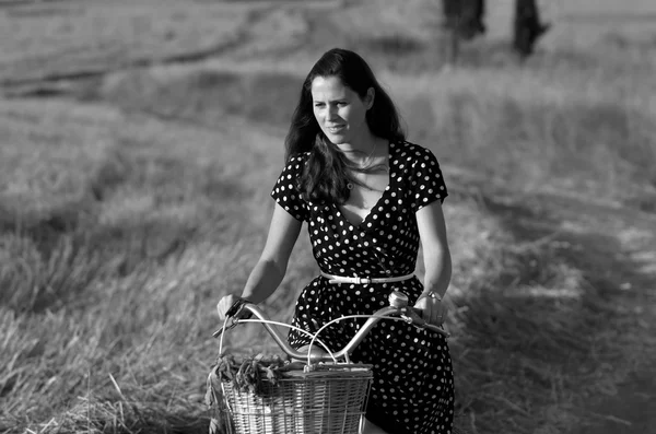 Ung kvinna ridning vintage cykel — Stockfoto