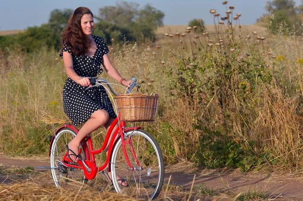 Νεαρή γυναίκα vintage ποδήλατο ιππασία — Φωτογραφία Αρχείου