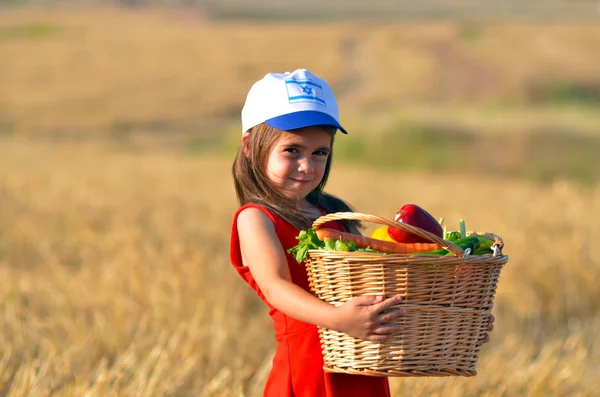 Fille juive israélienne avec panier de fruits sur Shavuot vacances juives — Photo