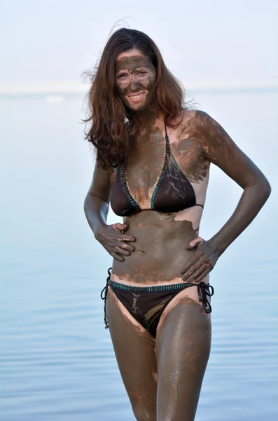 Mujer disfrutando del lodo mineral natural proveniente del Mar Muerto — Foto de Stock