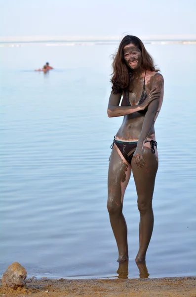 Mujer disfrutando del lodo mineral natural proveniente del Mar Muerto — Foto de Stock