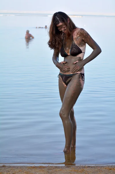 Ze zdrojů žena užívat přírodní minerální bahno z Mrtvého moře — Stock fotografie