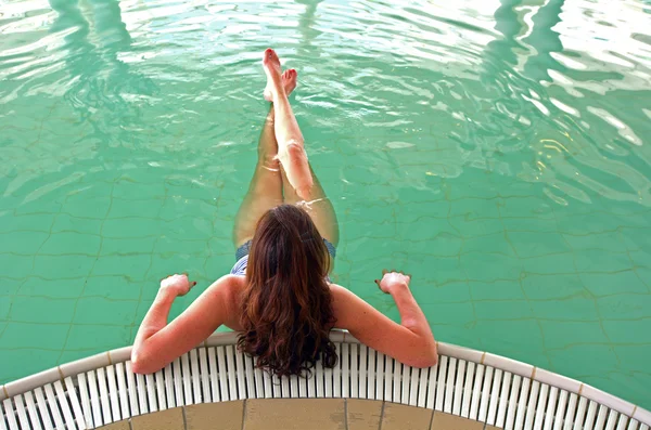 Frau genießt natürliches, salzhaltiges Mineralwasser im Toten Meer, isra — Stockfoto