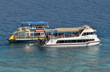 Coral Beach tabiatı Eilat içinde bir cam teknede ziyaretçi,