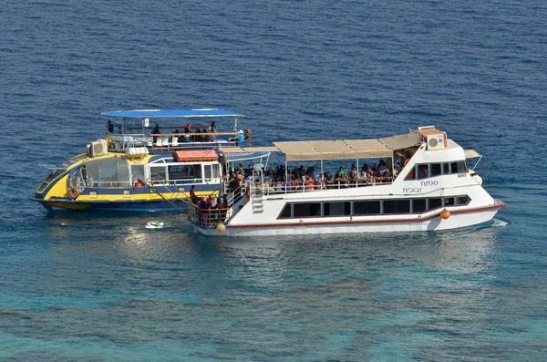 Bezoekers op een glazen boot op koraal Beach natuurreservaat in Eilat, — Stockfoto