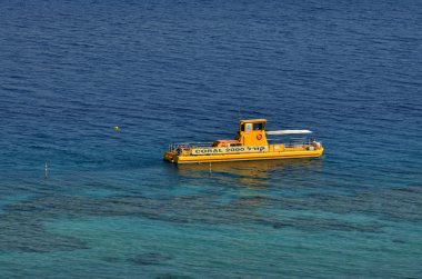 Eilat, ISR - 14 Nisan 2015:Coral 2000 tekne Coral Beach doğa rezerv Eilat, Israel.It'ın en güzel mercan kayalığı dünyanın ve biri olarak dünyanın her yerinden gelen yolcular tarafından ziyaret.