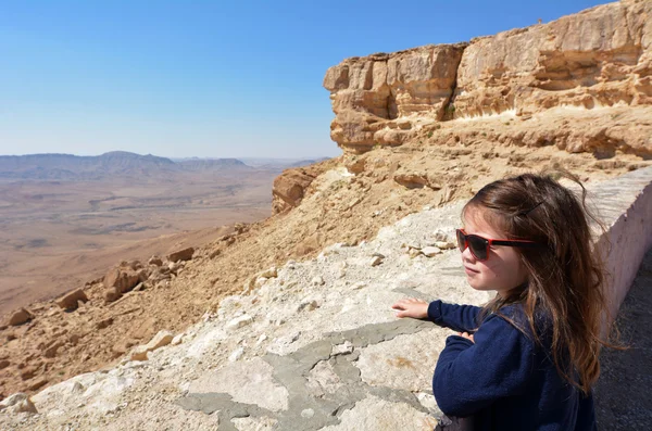 Izraelska Dziewczyna Patrzy Dzikich Pustynnych Krajobrazów Makhtesh Ramon Krateru Ramon — Zdjęcie stockowe