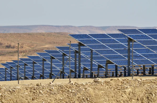 Photovoltaïque dans la ferme solaire du désert dans le désert du Néguev, est — Photo