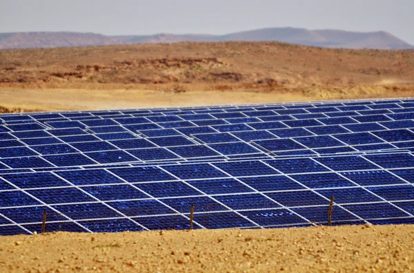 Fotovoltaik Necef çölünde, çöl güneş enerjisi gruptaki olduğunu — Stok fotoğraf