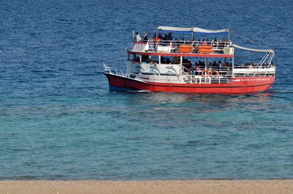 在埃拉特珊瑚海滩自然保护区的玻璃船上的游客, — 图库照片
