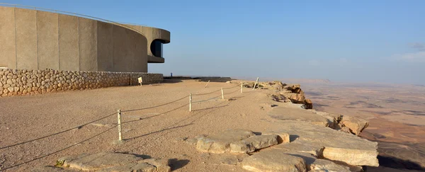 Mitzpe Ramon Odwiedzający Centrum Lookout Geologiczne Ukształtowanie Terenu Makhtesh Ramon — Zdjęcie stockowe