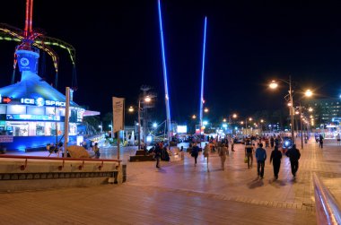 Gece hayatı cityscape Eilat promenade, İsrail